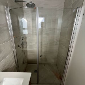 מקלחון קבוע + דלת חזית ניקל שקוף